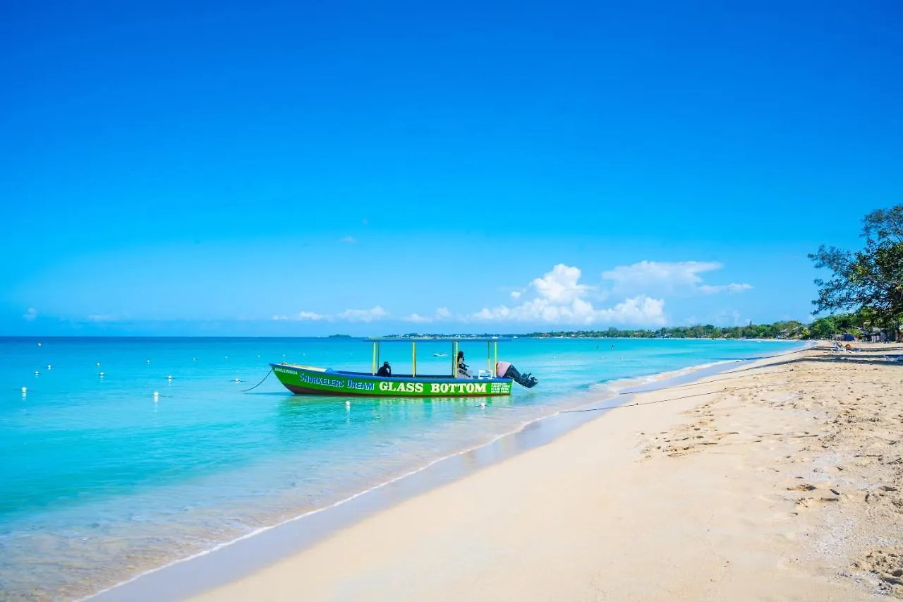 Shields Negril Villas 3*,
