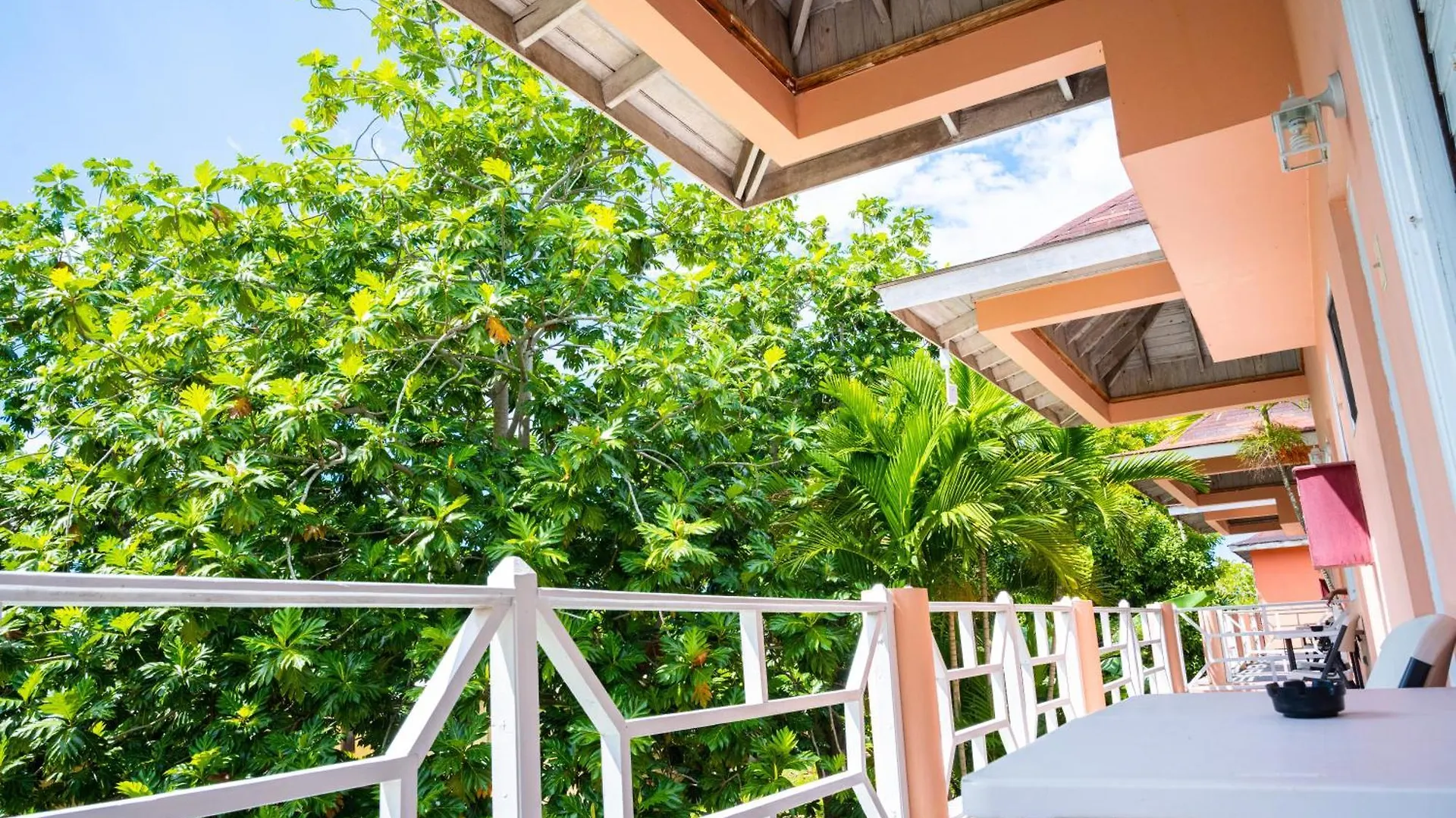 Shields Negril Villas Hotel