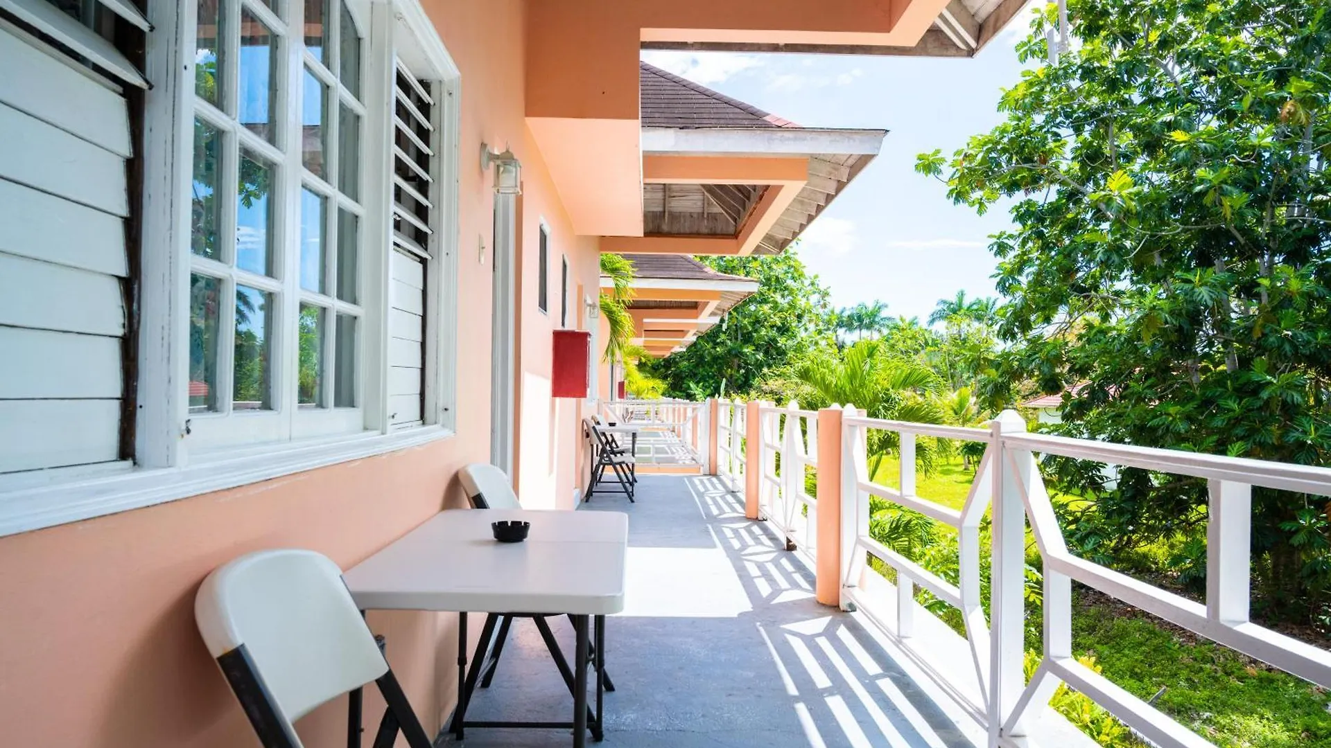 Shields Negril Villas 3*,