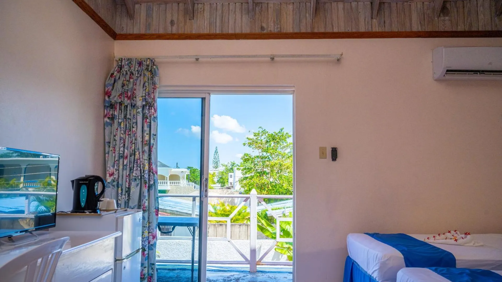 Shields Negril Villas 3*,